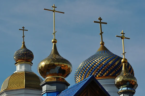 De koepel van de orthodoxe kerk op de grens tussen Europa en Azië — Stockfoto
