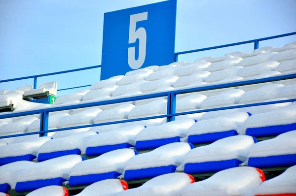 Ряды стульев на ледяном стадионе — стоковое фото