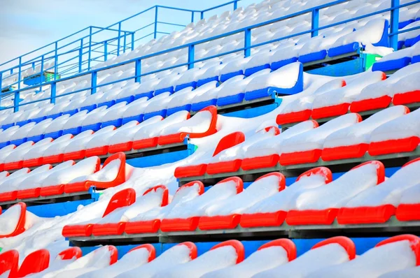 Righe di sedie lo stadio di ghiaccio — Foto Stock