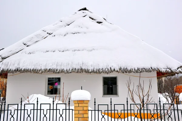 Winterhaus im Dorf — Stockfoto