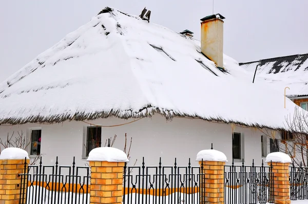Zimní domek v obci — Stock fotografie
