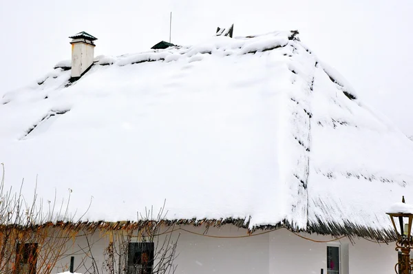 Vinter stuga i byn — Stockfoto