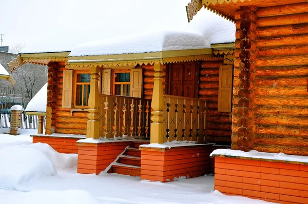 Зимний коттедж в деревне — стоковое фото