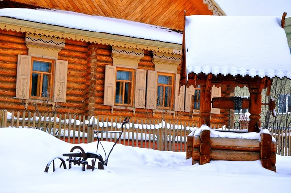 Winterhaus im Dorf — Stockfoto