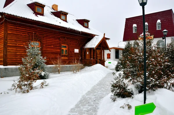 Vinter stuga i byn — Stockfoto