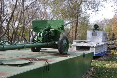 tanksavar topu bir duba üzerinde
