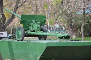 tanksavar topu bir duba üzerinde