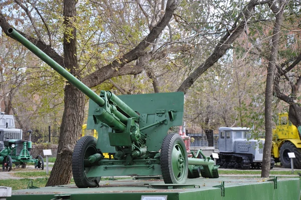 Antitank kanon op een ponton — Stockfoto