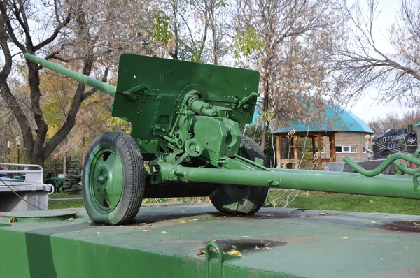 Anti-tank gun on a pontoon — Stock Photo, Image