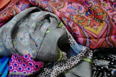 renkli şal ve eşarp Hindistan