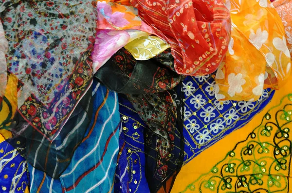 Kleurrijke sjaals en sjaals van india — Stockfoto