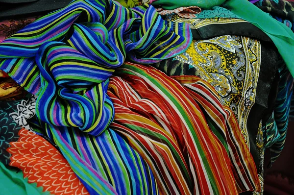 Bunte Tücher und Schals aus Indien — Stockfoto
