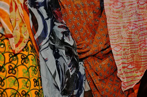 Mantones coloridos y bufandas de la India —  Fotos de Stock