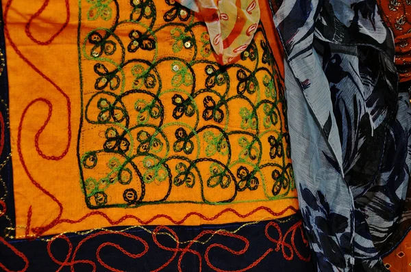 ผ้าคลุมไหล่และผ้าพันคอสีสันสดใสจากอินเดีย — ภาพถ่ายสต็อก