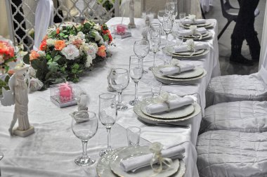 şık düğün masa yer ayarları