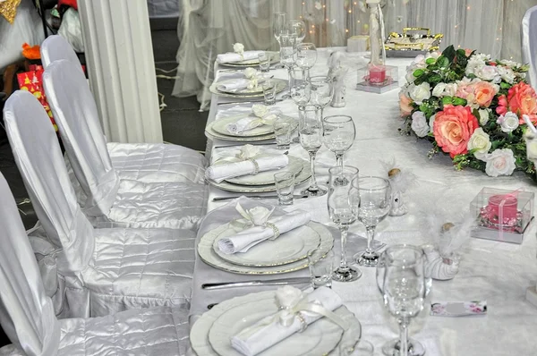 Elegant wedding table place settings — Stock Photo, Image