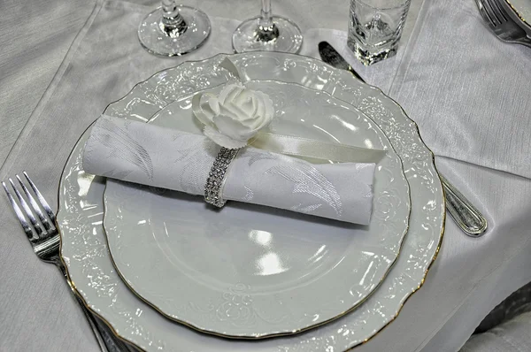 Configurações de lugar de mesa de casamento elegante — Fotografia de Stock