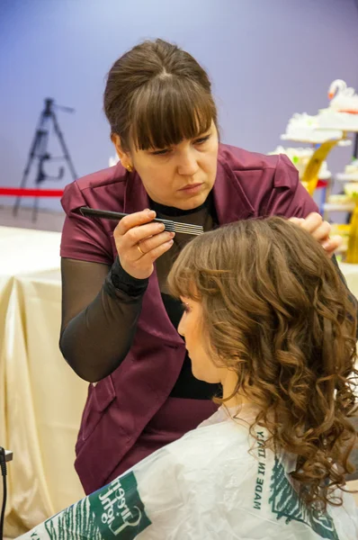 Chica en un salón de belleza haciendo peinado — Foto de Stock