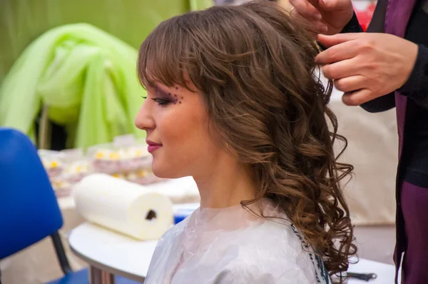 Chica en un salón de belleza haciendo peinado — Foto de Stock