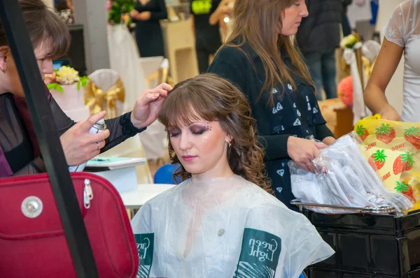 Chica en un salón de belleza haciendo peinado — Foto de Stock