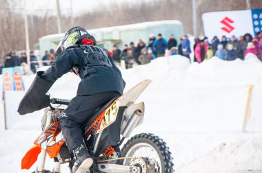 Kış motocross yarışmaları gençler arasında