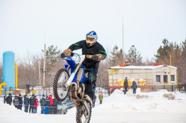 Kış motocross yarışmaları gençler arasında