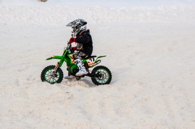 Kış motocross yarışmalar çocuklar arasında