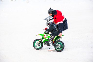 Kış motocross yarışmalar çocuklar arasında