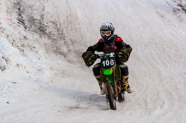 Winter motorcross wedstrijden onder kinderen — Stockfoto