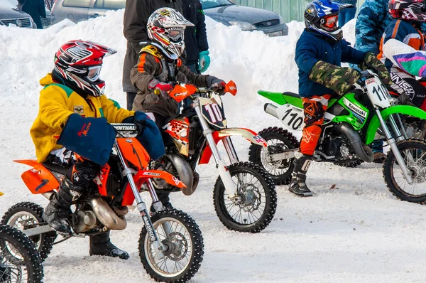 Compétitions de motocross d'hiver parmi les enfants — Photo