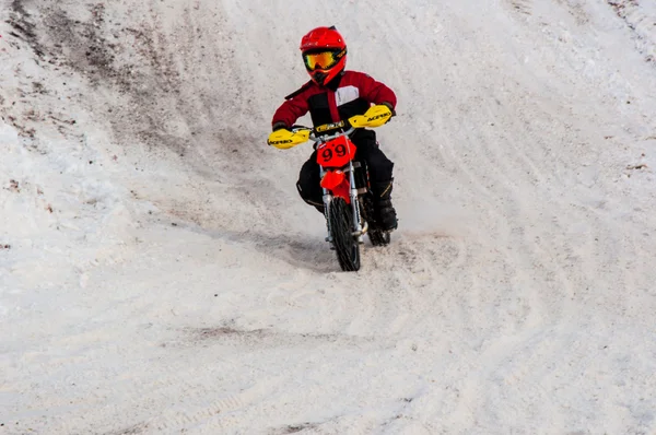 Zimowe zawody motocross wśród dzieci — Zdjęcie stockowe