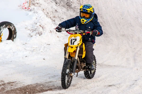 Winter motorcross wedstrijden onder kinderen — Stockfoto