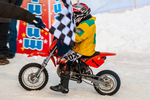 Vintern motocross tävlingar bland barn — Stockfoto