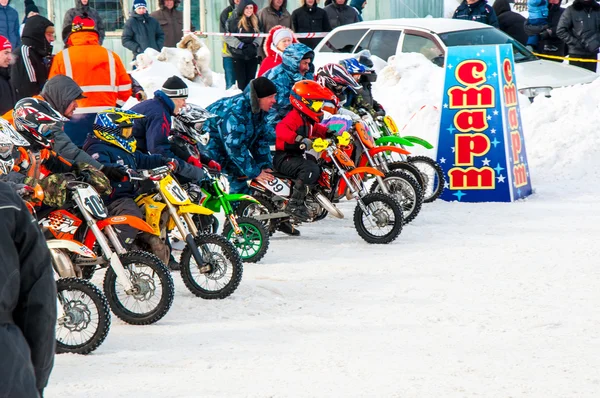 Compétitions de motocross d'hiver parmi les enfants — Photo