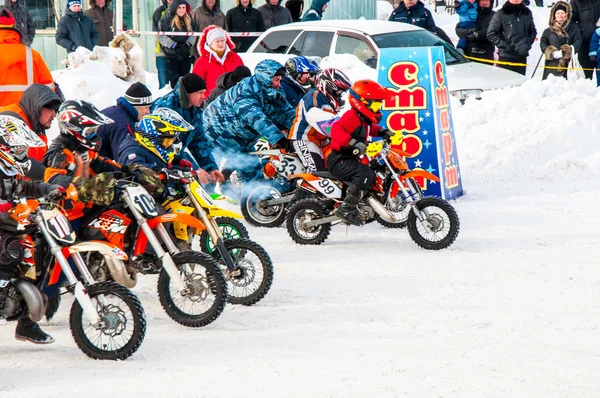 Compétitions de motocross d'hiver parmi les enfants — Photo