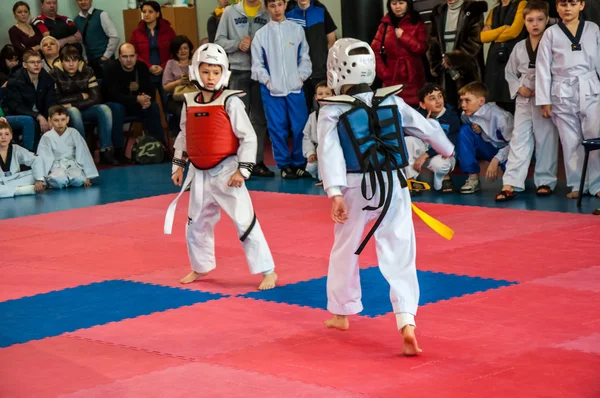 Concours de taekwondo entre enfants — Photo