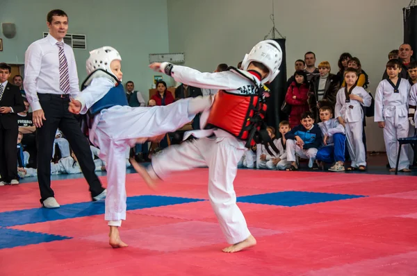 Taekwondo competitions between children — Stock Photo, Image