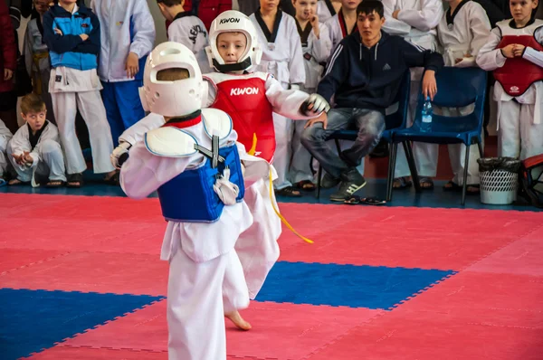 Taekwondo versenyek közötti gyermekek — Stock Fotó