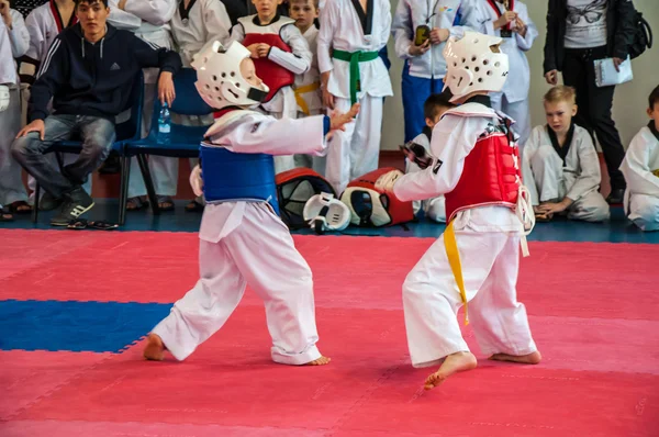 Competições de Taekwondo entre crianças — Fotografia de Stock