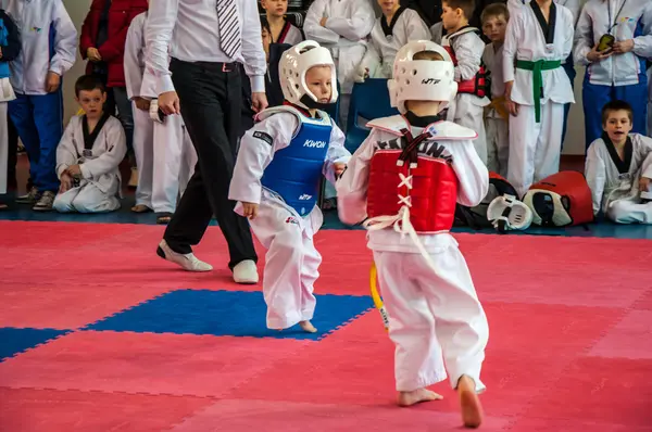 Competizioni di Taekwondo tra bambini — Foto Stock