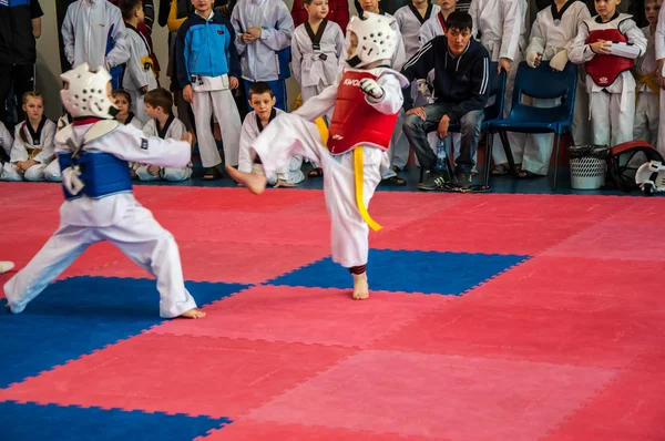 Taekwondo tävlingar mellan barn — Stockfoto