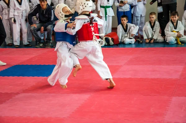 Competições de Taekwondo entre crianças — Fotografia de Stock