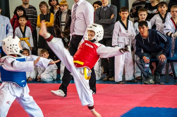 Competições de Taekwondo entre crianças — Fotografia de Stock