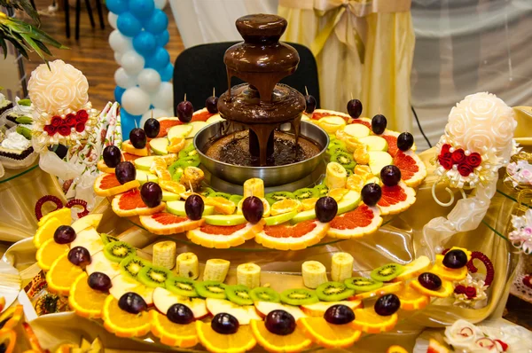 Fontana di cioccolato e dessert alla frutta — Foto Stock