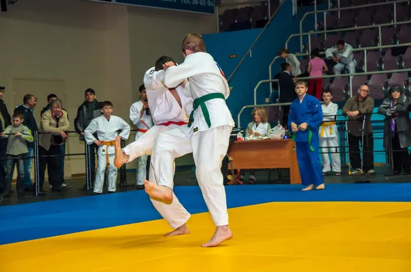 Judo tävlingar bland ungdomar — Stockfoto