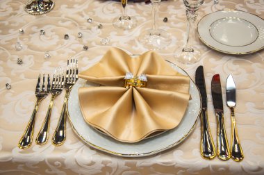 Masadaki çatal bıçak takımı.