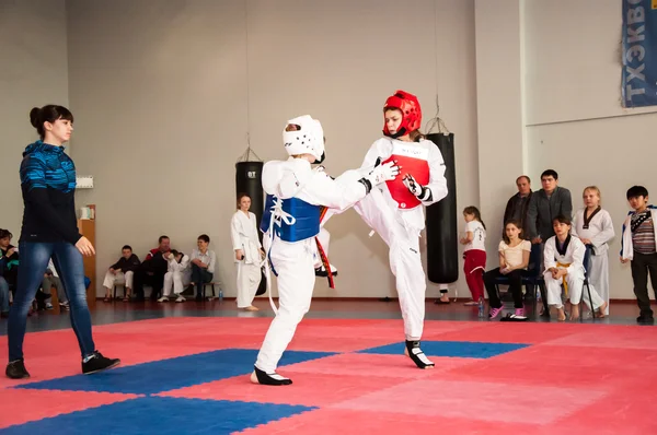 Taekwondo competencia entre chicas — Foto de Stock