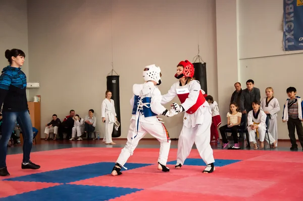 Taekwondo competição entre meninas — Fotografia de Stock