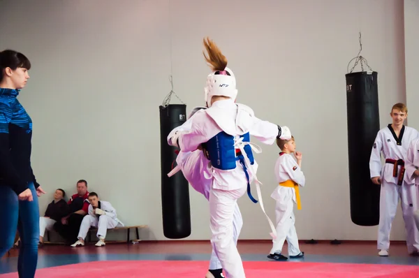 Kızlar arasında Taekwondo rekabet — Stok fotoğraf