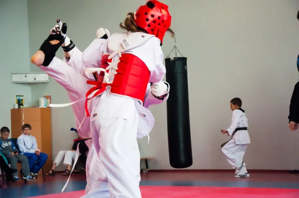 Taekwondo verseny között lányok — Stock Fotó